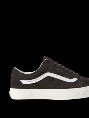 Men Vans Old Skool Low-Top Sneaker in Black and White